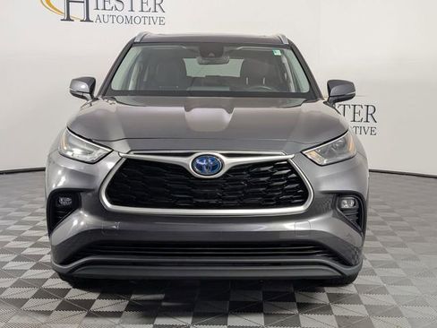 Used 2023 Toyota Highlander XLE image 3