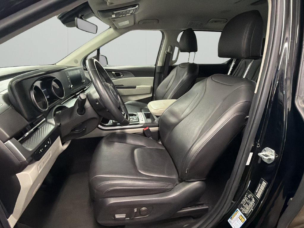 Used 2023 Kia Carnival LX FWD image 16