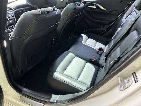 Used 2018 INFINITI QX30 Premium w/ Navigation Package FWD image 9