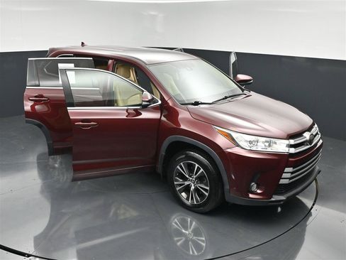 Used 2018 Toyota Highlander Plus w/ Carpet Mat Package (TMS) AWD/4WD image 27