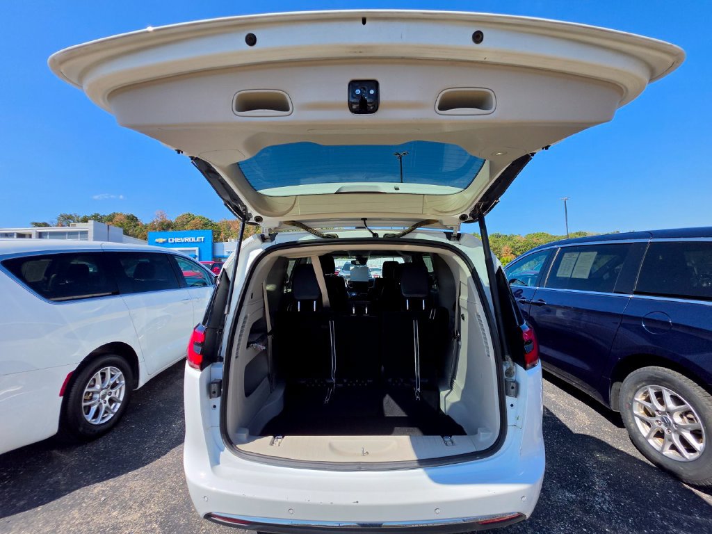 Used 2023 Chrysler Pacifica Touring-L FWD image 13