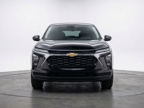 Used 2025 Chevrolet Trax LT image 2