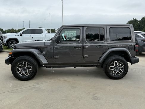 Used 2025 Jeep Wrangler Unlimited Sahara AWD/4WD image 9
