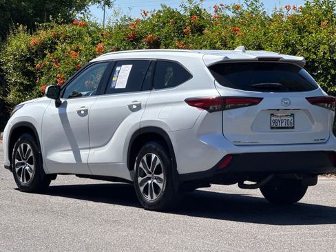Used 2022 Toyota Highlander XLE AWD/4WD image 5