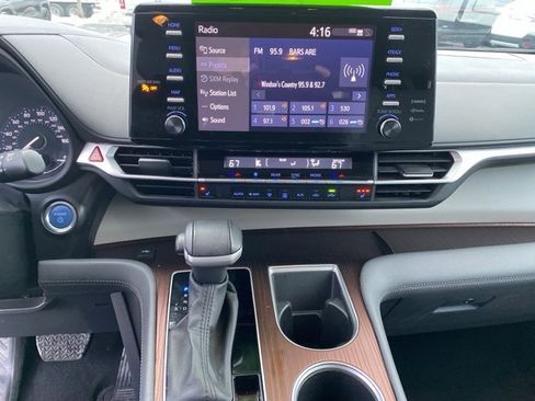Used 2024 Toyota Sienna XLE image 28