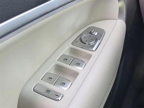 Used 2025 Genesis G70 2.5T image 24