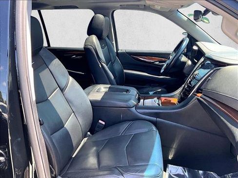 Used 2017 Cadillac Escalade ESV Luxury RWD image 9