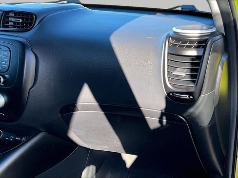 Used 2016 Kia Soul + image 15