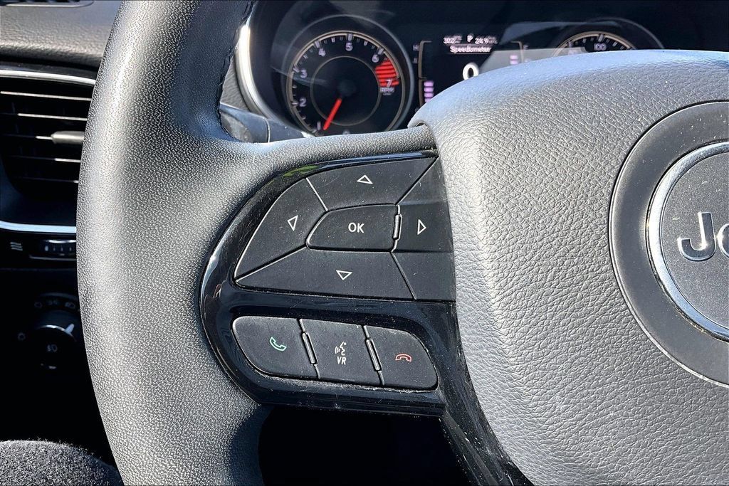Used 2021 Jeep Cherokee Latitude Plus AWD/4WD image 17