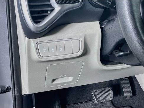 Used 2025 Kia Soul LX w/ LX Technology Package FWD image 17