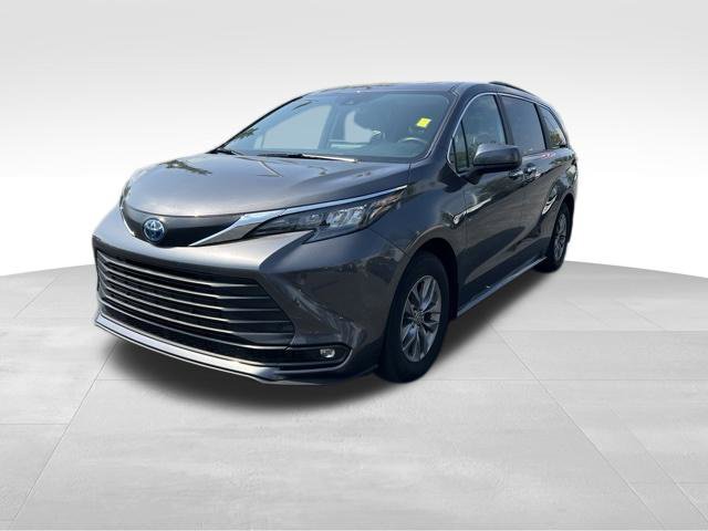 Used 2025 Toyota Sienna XLE w/ XLE Plus Package FWD image 3