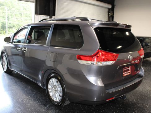 Used 2014 Toyota Sienna XLE FWD image 6