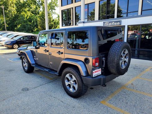 Used 2017 Jeep Wrangler Unlimited Sahara w/ Dual Top Group AWD/4WD image 7
