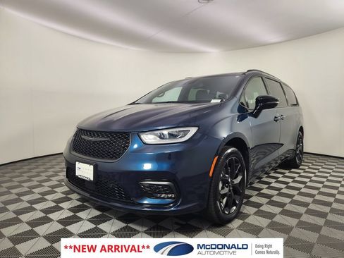 Used 2025 Chrysler Pacifica Limited AWD/4WD image 1