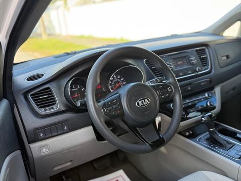 Used 2016 Kia Sedona L image 12