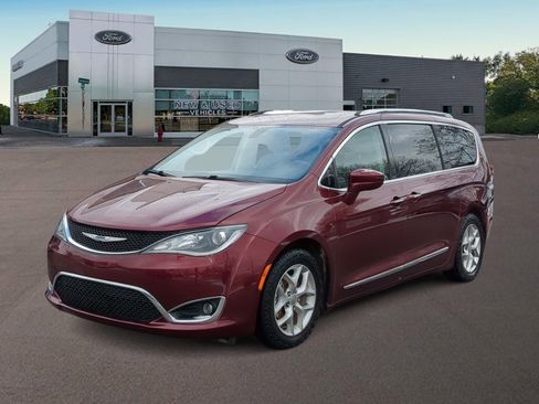 Used 2018 Chrysler Pacifica Touring-L Plus image 5