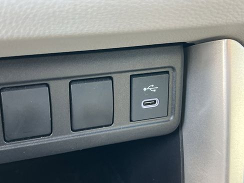 Used 2025 Toyota Corolla Cross L image 31