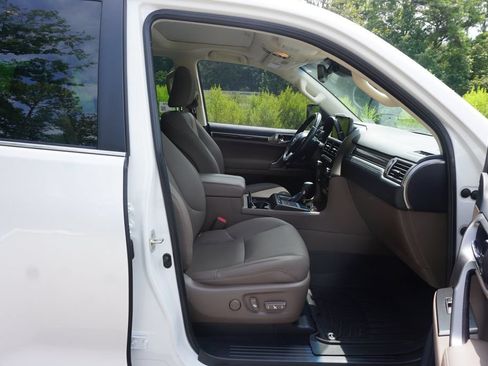 Used 2023 Lexus GX 460 Premium w/ Accessory Package AWD/4WD image 19