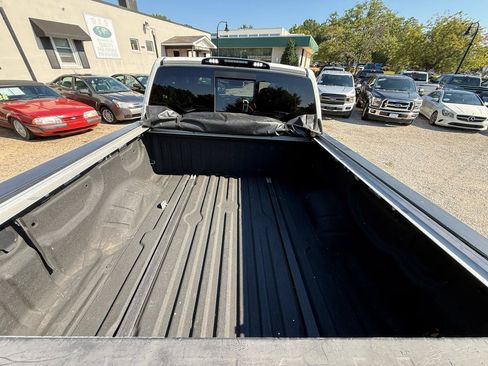 Used 2017 Nissan Titan SV AWD/4WD image 9