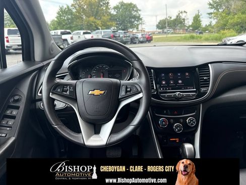Used 2021 Chevrolet Trax LT w/ Premium Seat Package FWD image 15