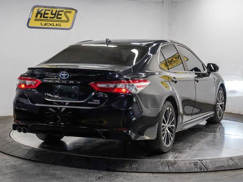 Used 2020 Toyota Camry SE w/ Sunroof Package FWD image 4