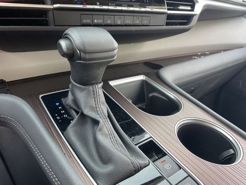 Used 2024 Toyota Sienna LE image 4