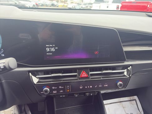 Used 2025 Kia Niro EX image 23