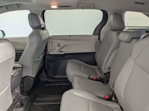 Used 2024 Toyota Sienna XLE FWD image 33