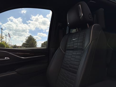 Used 2023 Cadillac Escalade Sport Platinum w/ LPO, ONYX Package AWD/4WD image 26