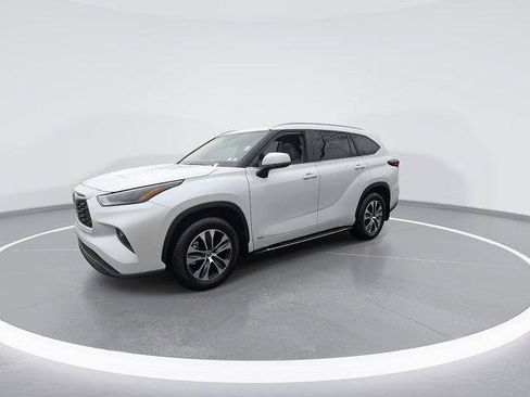 Certified 2026 Toyota Highlander XLE image 6