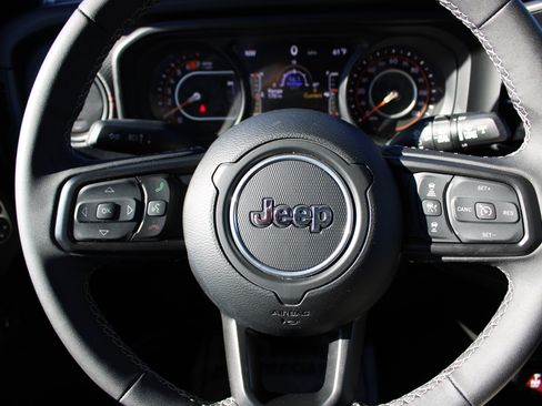 Used 2025 Jeep Wrangler Unlimited Rubicon image 17