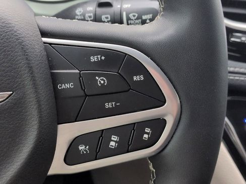 Used 2024 Chrysler Pacifica Touring-L FWD image 23