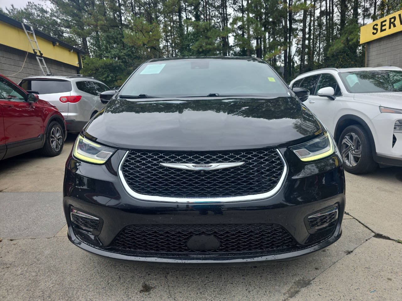 Used 2024 Chrysler Pacifica Touring FWD image 3