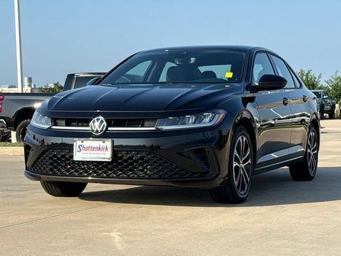 Used 2025 Volkswagen Jetta Sport FWD image 3