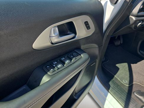 Used 2024 Chrysler Pacifica Limited w/ Uconnect Theater Family Group image 23