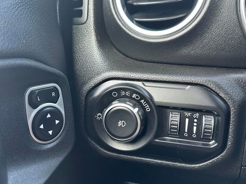 Used 2018 Jeep Wrangler Unlimited Sahara w/ Dual Top Group AWD/4WD image 17