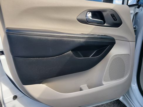 Used 2023 Chrysler Pacifica Touring-L FWD image 14