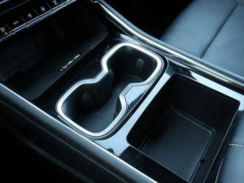 Used 2025 Chevrolet Traverse LT image 34