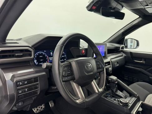 Used 2025 Toyota Tacoma TRD Sport AWD/4WD image 33
