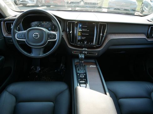 Used 2021 Volvo XC60 T5 Momentum w/ Premium Package AWD/4WD image 13