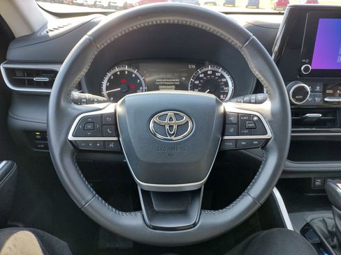 Used 2024 Toyota Highlander LE image 24