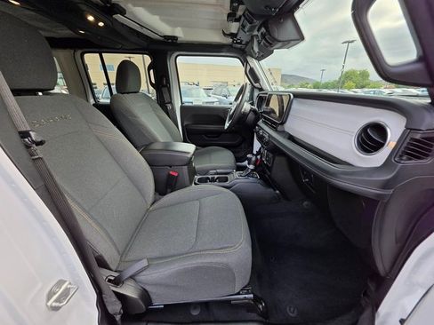 Used 2024 Jeep Wrangler Unlimited Sahara image 11