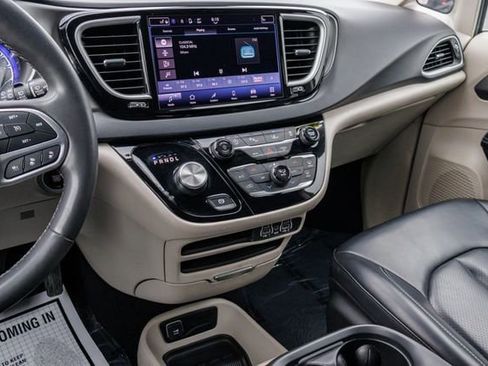 Used 2023 Chrysler Pacifica Touring-L FWD image 21