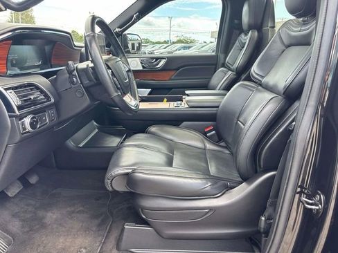 Used 2019 Lincoln Navigator Reserve image 11