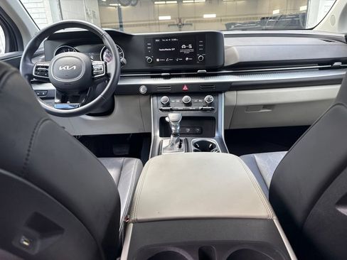 Used 2024 Kia Carnival LX FWD image 19