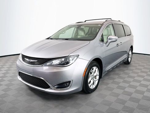 Used 2020 Chrysler Pacifica Limited FWD image 3