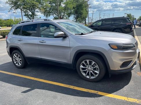 Used 2019 Jeep Cherokee Latitude Plus w/ Comfort/Convenience Group FWD image 3