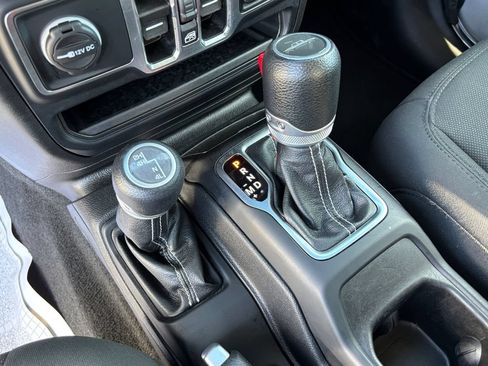 Used 2023 Jeep Gladiator Overland AWD/4WD image 28