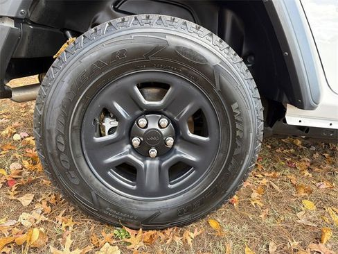 Used 2024 Jeep Wrangler Sport image 17