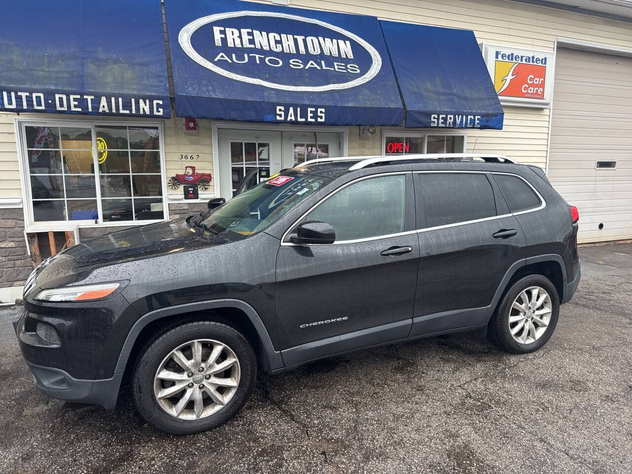 Used 2016 Jeep Cherokee Limited w/ Luxury Group AWD/4WD image 2